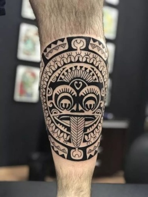  Tatouage maori, polynésien avec le tiki sur le mollet